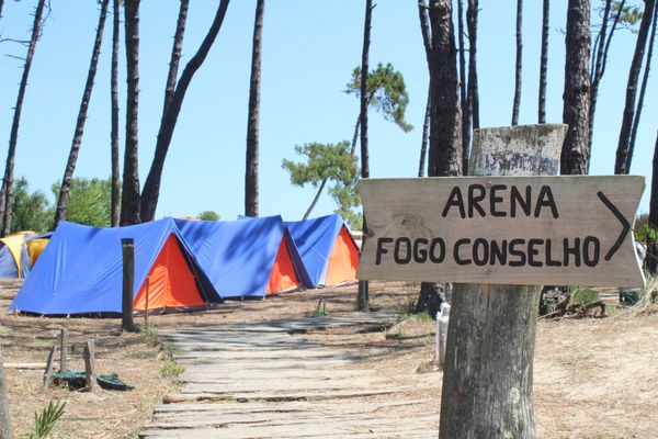 Tendas e placa Fogo de Conselho